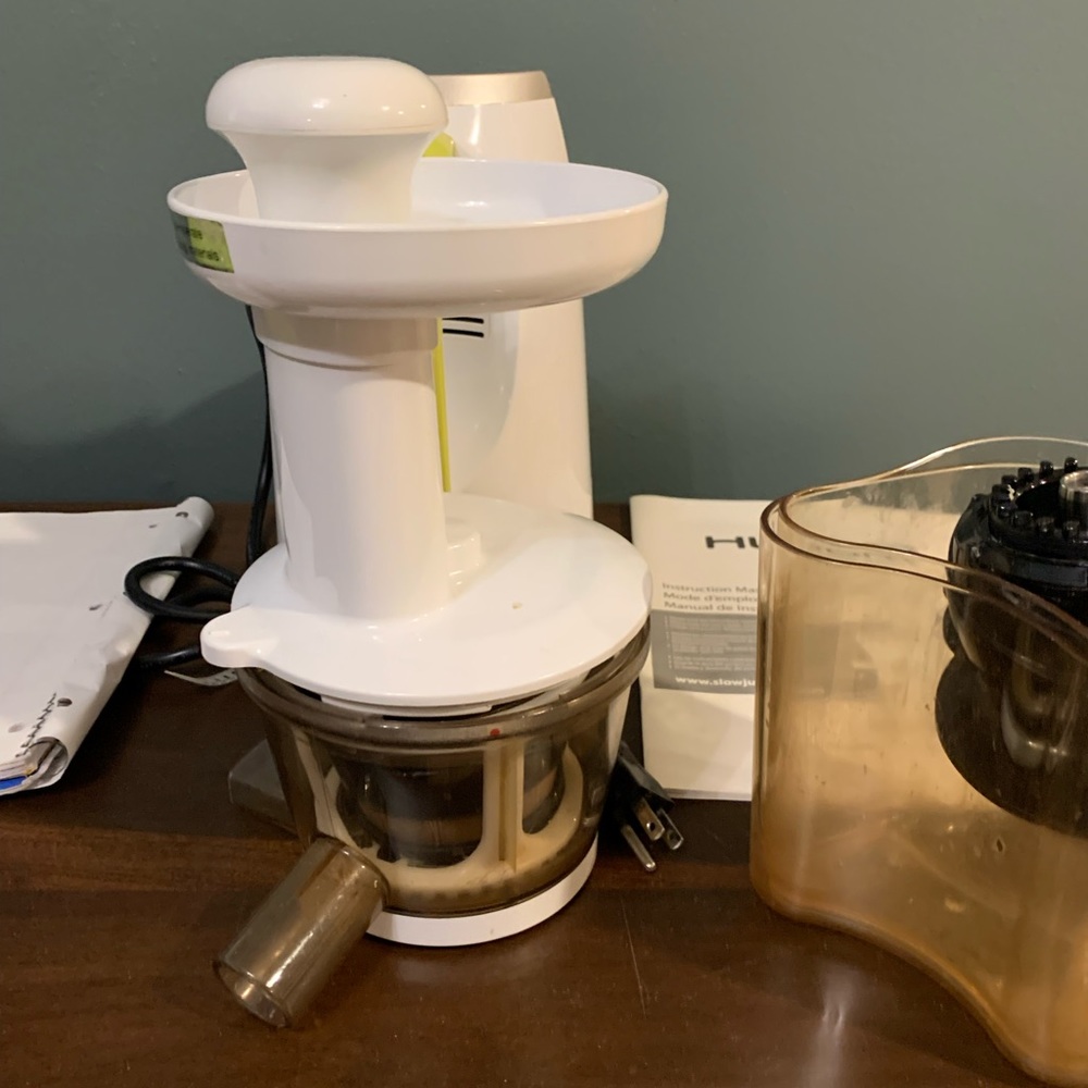 Hurom juicer machine